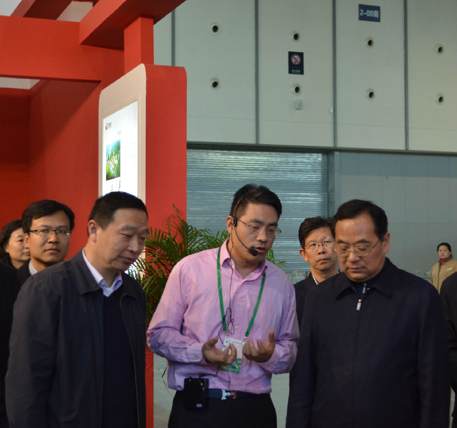董事长潘龙为副省长张雷(右一),住建厅书记顾小平 (左一)和住建厅副